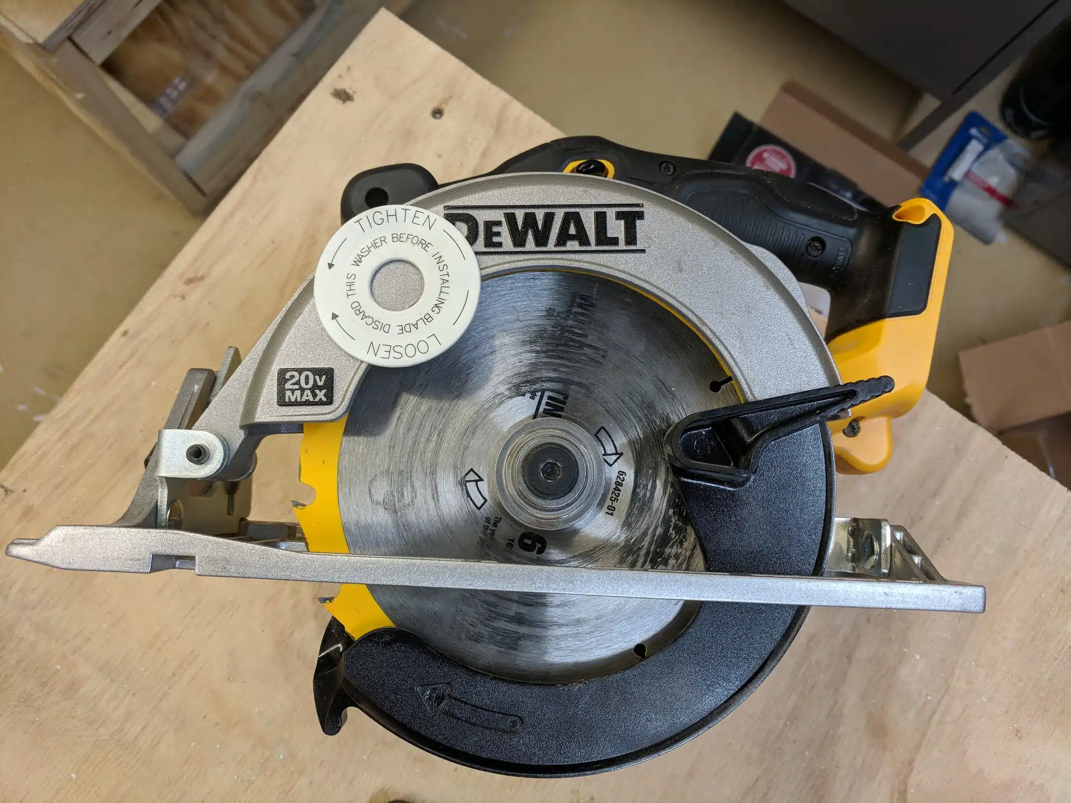 How to Unscrew Clamp Washer Black And Decker Cordless Saw